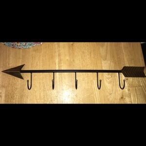 Arrow hanger decoration